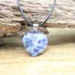 Collier avec pendentif cœur pierre naturelle sodalite