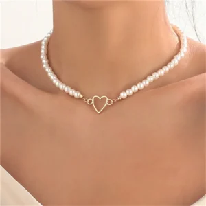 LEANA choker necklace with heart pendant